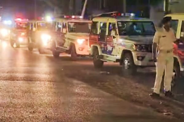पाकुड़ पुलिस ने 11 नई बोलेरो के साथ निकाला एरिया डोमिनेशन मार्च बोलेरो