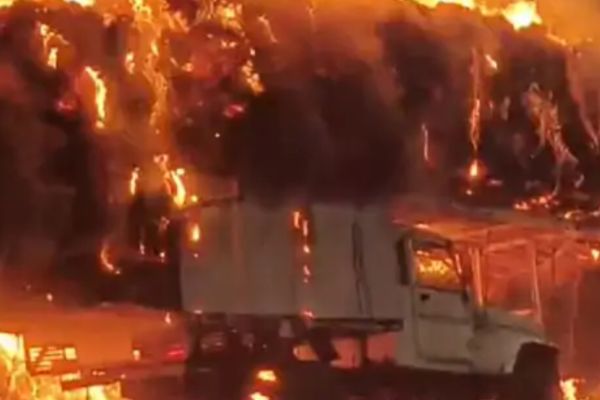 धनबाद-झरिया रोड पर चलती पिकअप में अचानक लगी आ’ग, ड्राइवर और खलासी ने कूदकर बचाई जा’न पिकअप