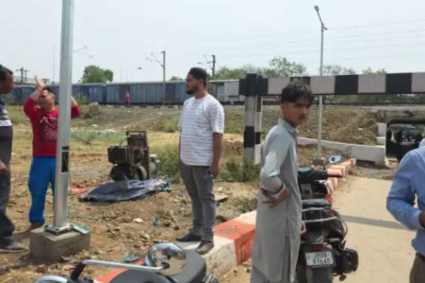 चक्रधरपुर रेलवे अंडरपास में जल्द होगी बेहतर रोशनी, ईद से पहले लाइटिंग की पूरी तैयारी रेलवे