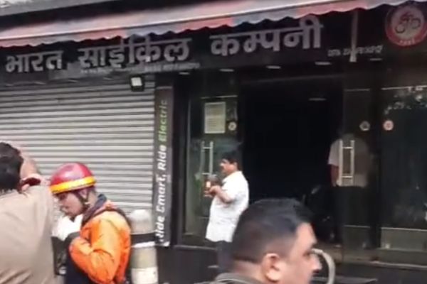 साइकिल दुकान में लगी आ’ग, धुआं-धुआं हुआ इलाका बिस्टुपुर