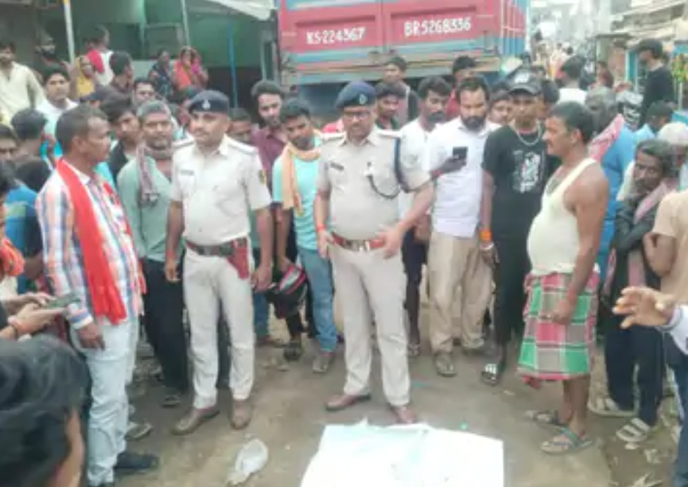 बेटे के साथ शादी में जा रही मां को हाइवा ने कुचला, फिर…