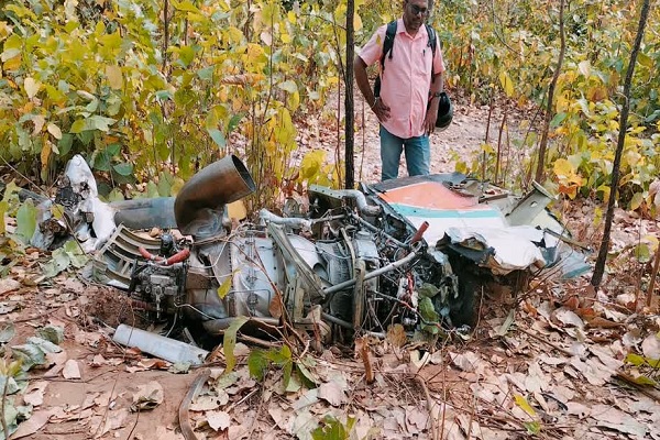 चतरा एयर एंबुलेंस हादसा : 21 दिन बाद जंगल में मिला विमान का इंजन, जांच में मिलेगी मदद चतरा