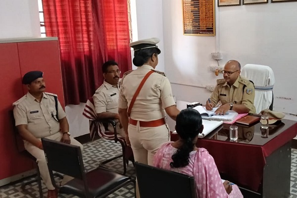 एसपी अमन कुमार ने महिला थाना और हरिहरपुर ओपी का लिया जायजा, लंबित मामलों को तुरंत निपटाने का निर्देश एसपी
