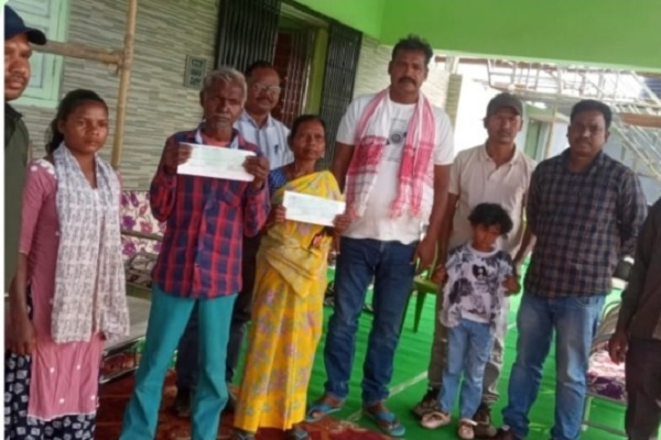 चाईबासा में हाथी हमले से पीड़ित परिवारों को मिली आर्थिक मदद हाथी