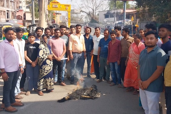 तीन साल के मासूम की इलाज के दौरान मौ’त, गुस्साए लोगों ने फूंका स्वास्थ्य मंत्री का पुतला मासूम