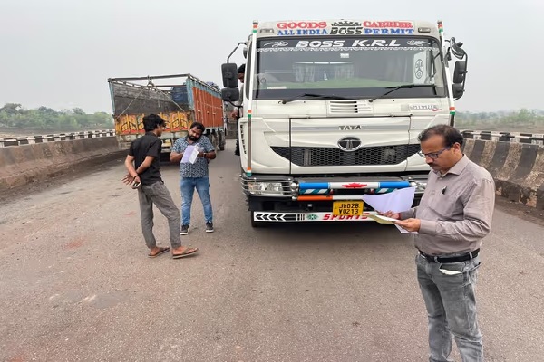 सरायकेला में सड़क सुरक्षा अभियान, डीटीओ ने वसूला 2,37,500 रुपये जुर्माना सड़क सुरक्षा