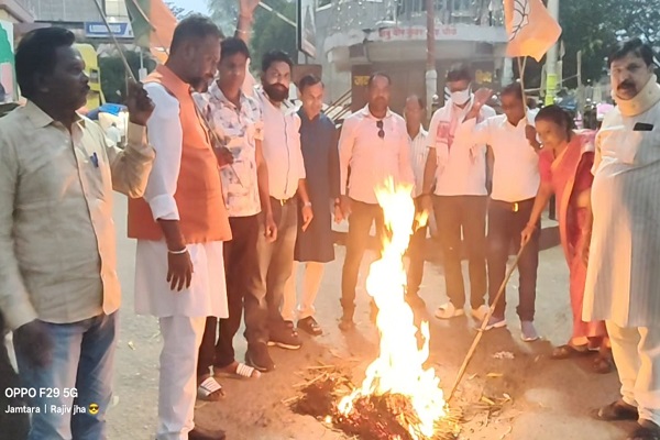 पूजा पद्धति पर बयान से सियासी आग, जामताड़ा में भाजपाइयों ने फूंका सीएम हेमंत का पुतला सीएम
