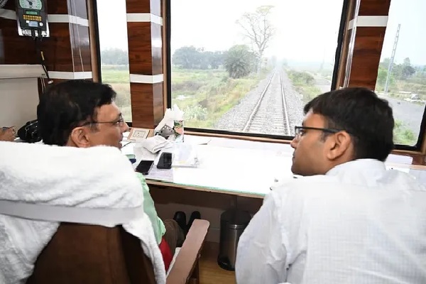 धनबाद-डीडीयू रेलखंड पर बढ़ेगी रफ्तार, सेमी हाई स्पीड ट्रेनों की हो रही तैयारी डीडीयू रेलखंड