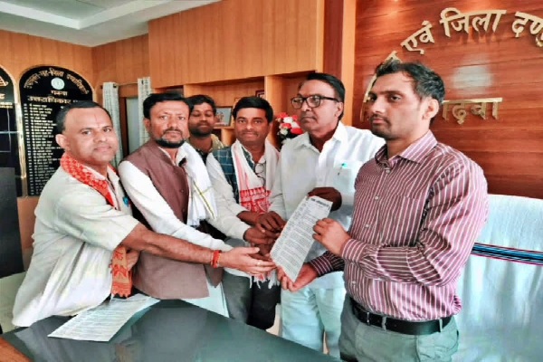 गढ़वा में निजी स्कूलों की मनमानी पर लगाम, री-एडमिशन और किताबों के नाम पर वसूली पर प्रशासन सख्त स्कूल