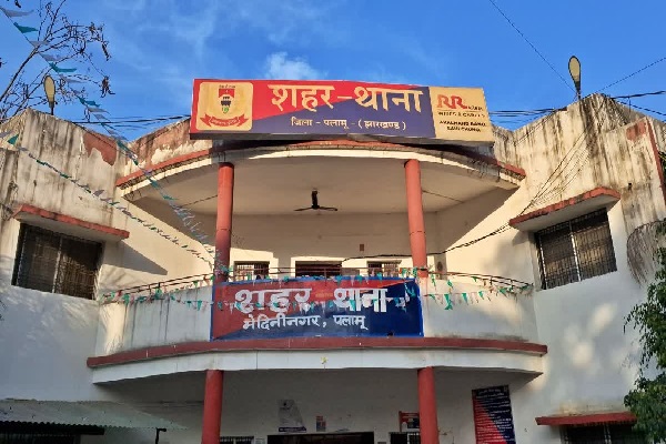 पलामू में डीजे की तेज आवाज बनी मुसीबत, महिला की तबीयत बिगड़ी, होटल के शीशे टूटे पुलिस