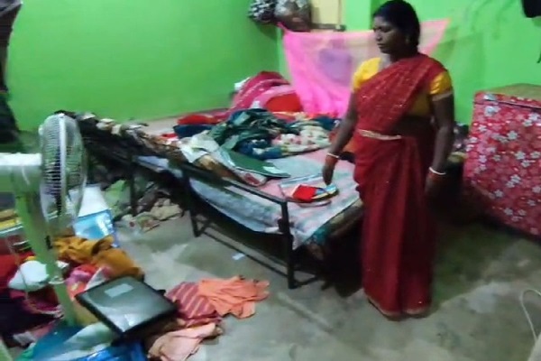 रामनवमी जुलूस देखने गया परिवार, पीछे से चोरों ने उड़ाए गहने और नकद चोरी