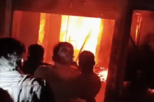 कोडरमा में फर्नीचर गोदाम में लगी आग, लाखों का सामान हुआ राख गोदाम
