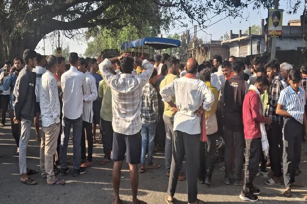 चतरा में तेज रफ्तार का कहर : नाइट गार्ड की मौत के बाद फूटा लोगों का गुस्सा, दो घंटे तक सड़क जाम सड़क हादसे