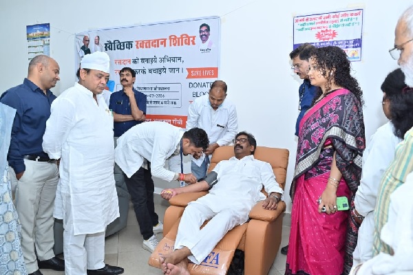 सीएम हेमंत सोरेन ने रक्तदान कर किया आह्वान, आगे आएं विधायक और कर्मचारी रक्तदान शिविर