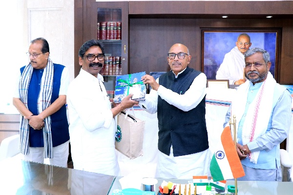 शिष्टाचार मुलाकात में दिखा विकास का विजन, CM ने भेंट की खास पुस्तकें हेमन्त सोरेन