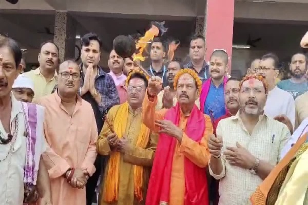 पूर्व मुख्यमंत्री रघुवर दास ने बासुकीनाथ में की पूजा-अर्चना, सीएम हेमंत के बयान पर जताई कड़ी आपत्ति रघुवर दास