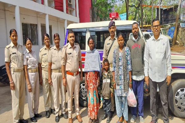 सरहुल जुलूस में बिछड़ा मासूम, रांची पुलिस ने रातभर संभालकर परिवार से मिलाया रांची पुलिस