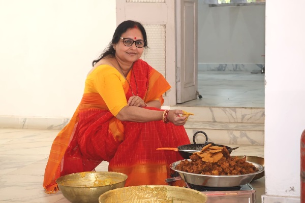 सरकारी जिम्मेदारी के बीच आस्था : डीसी कंचन सिंह ने नहाय-खाय के साथ शुरू किया चैती छठ व्रत