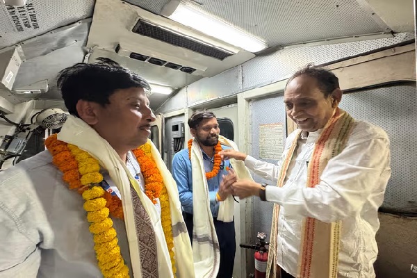 अब जमशेदपुर में राखा माइंस स्टेशन पर भी रुकेगी उत्कल एक्सप्रेस, सांसद ने दिखाई हरी झंडी उत्कल एक्सप्रेस