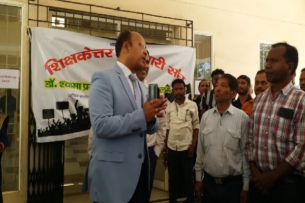 रांची के DSPMU में 25 दिन की हड़ताल के बीच नए वीसी की एंट्री, मुख्य गेट पर बदला माहौल डॉ. राजीव मनोहर