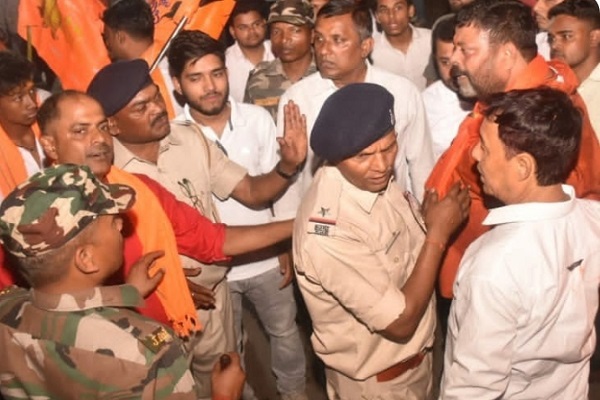 जमशेदपुर : नववर्ष की शोभायात्रा में बवाल, दो गुटों के बीच जमकर धक्का-मुक्की शोभायात्रा