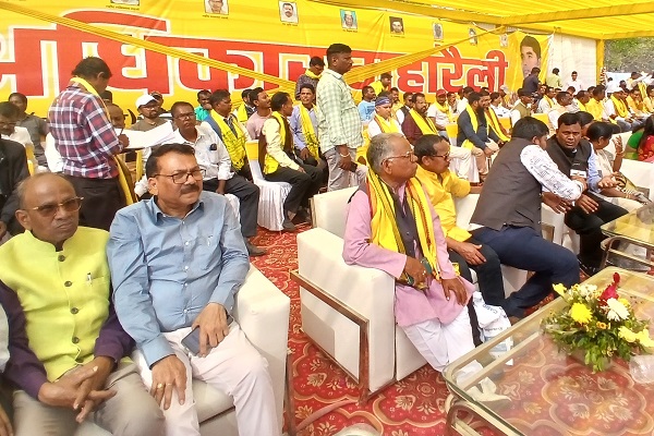 अधिकारों के लिए सड़कों पर उतरा कुड़मी समाज, सरकार को दी सीधी चेतावनी कुड़मी