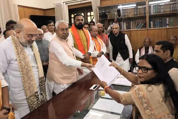 मुख्यमंत्री नीतीश कुमार ने राज्यसभा के लिए किया नामांकन, अमित शाह रहे मौजूद नीतीश कुमार