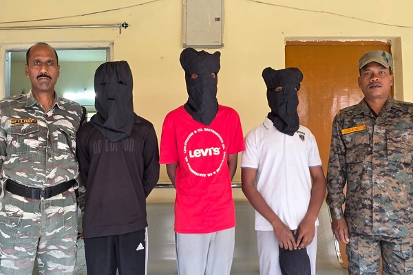 सड़क किनारे बेहोश हुआ युवक, स्कूटी और महंगा मोबाइल ले उड़े बदमाश… 3 गिरफ्तार युवक