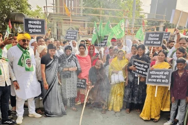 गढ़वा में सियासी पारा चढ़ा: झामुमो कार्यकर्ताओं ने विधायक सत्येंद्रनाथ तिवारी के खिलाफ किया जोरदार प्रदर्शन
