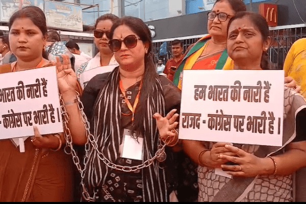 गांधी मैदान में 10 हजार महिलाओं का प्रदर्शन, जंजीरों में पहुंचीं महिलाएं, CM सम्राट के आते ही सभा से निकलीं महिला मोर्चा