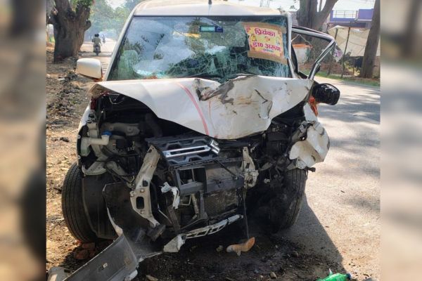 चालक को झपकी आई और पेड़ से टकराई कार, पांच की हालत गंभीर बाराती