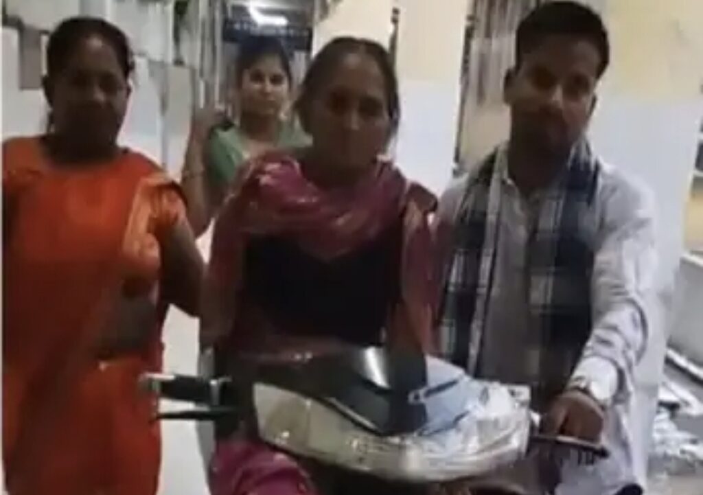 MMCH में स्ट्रेचर नहीं मिला, इलाज में भी देरी… दादी को स्कूटी से निजी अस्पताल ले गया पोता