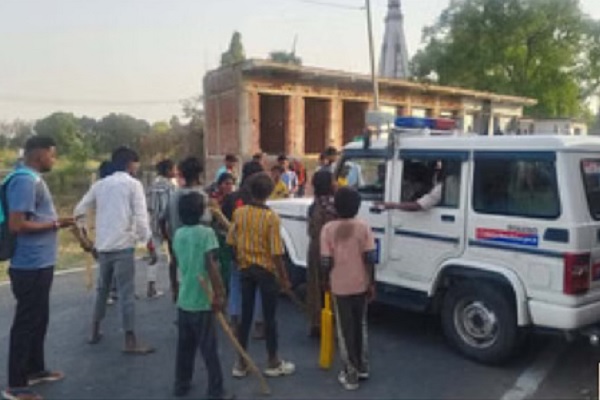 पुलिस की पेट्रोलिंग गाड़ी की चपेट में आकर बच्ची की मौ’त, भड़के लोगों ने सड़क जाम कर किया हंगामा बच्ची