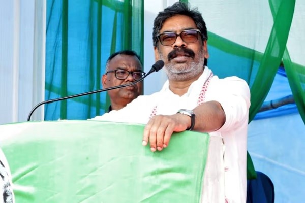 असम से रांची पहुंचे सीएम हेमंत सोरेन, चुनावी दौरे के बाद लौटे वापस सीएम