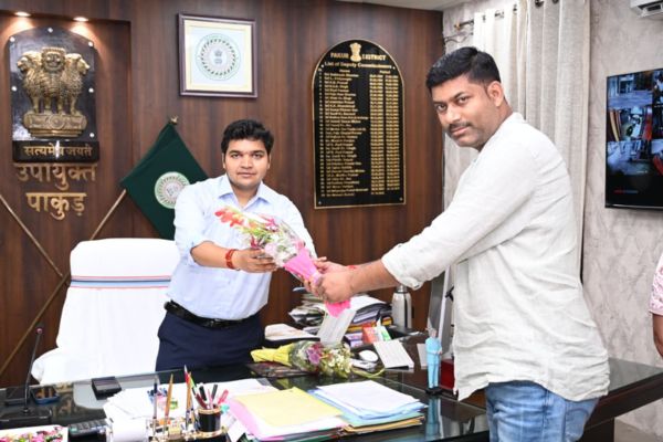 पाकुड़ नगर परिषद प्रतिनिधियों की DC से मुलाकात, विकास योजनाओं पर हुई अहम चर्चा मनीष कुमार
