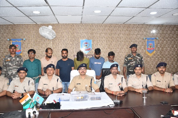 BREAKING: बोकारो पुलिस की संगठित अपराध पर कड़ा प्रहार, राहुले दुबे व प्रिंस खान गिरोह के सात अपराधी गिरफ्तार पुलिस