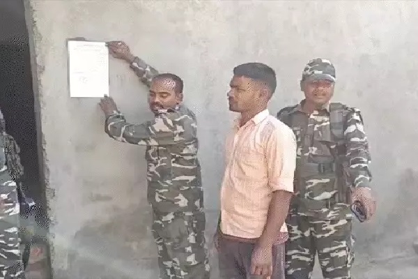 चतरा पुलिस ने मनोहर गंझू पर कसा शिकंजा, चिपकाया इश्तेहार नक्सली मनोहर गंझू