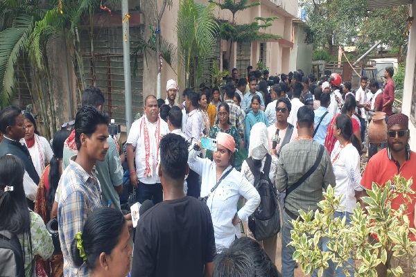 महिला के चेहरे पर कालिख पोतने का मामला पकड़ा तूल, आदिवासी समुदाय ने आरोपियों के घर में की तोड़फोड़ हमला