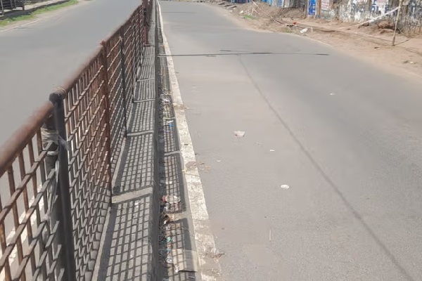 धनबाद के गैस प्रभावित इलाके में धंसी जमीन, सड़क बंद कर ट्रैफिक डायवर्ट केंदुआडीह