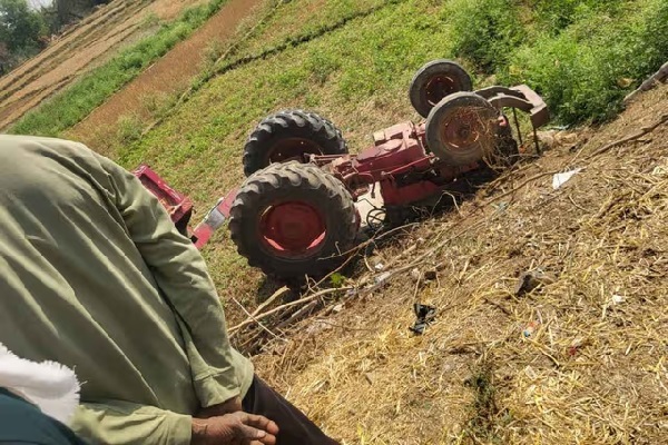 तेज रफ्तार ट्रैक्टर बना काल, घर के बाहर खेल रहे 3 साल के मासूम को कुचला