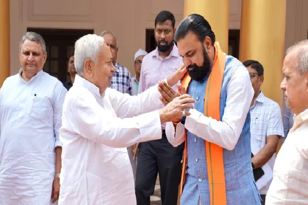 CM बनने के बाद पहली मुलाकात, सम्राट से मिलते ही दिखी नीतीश की मुस्कान नीतीश कुमार