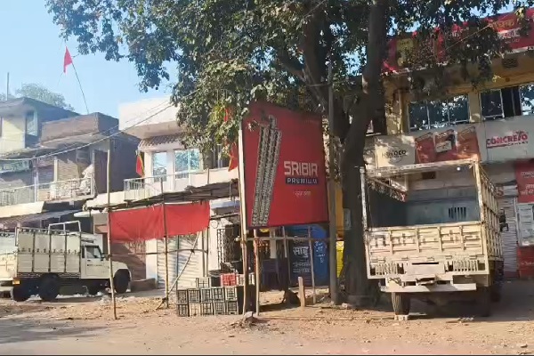 लातेहार में 18 लोगों पर FIR के विरोध में बाजार बंद, सड़कों पर उतरे लोग बाजार बंद
