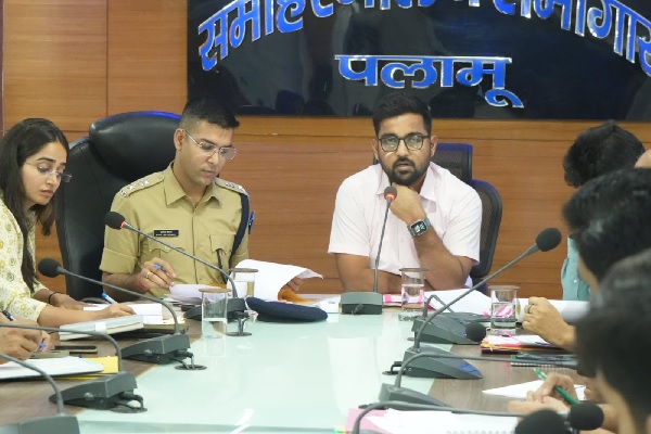 पलामू : मार्च में सड़क हादसे में 30 मौतों ने बढ़ाई चिंता, उपायुक्त ने दिए नियम तोड़ने वालों पर कड़ी कार्रवाई के निर्देश