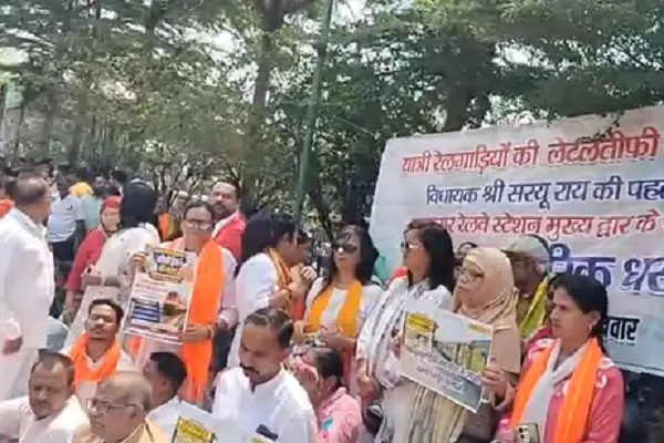 ट्रेनों की लेटलतीफी पर फूटा गुस्सा, सरयू राय ने धरना देकर रेलवे को दी चेतावनी ट्रेनों