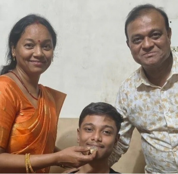 CBSE Class 10 Results: मिठाई बेचने वाले के बेटे का कमाल : 4 घंटे पढ़ाई कर बना जिला टॉपर जिला टॉपर