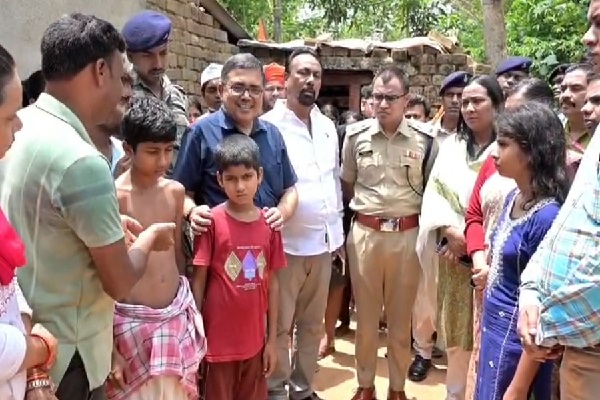 माता-पिता की मौत के बाद बेसहारा हुए तीन बच्चे, DC अजयनाथ झा बोले- पढ़ाई और भविष्य की पूरी जिम्मेदारी हमारी
