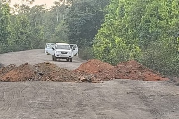 बिना एनओसी कोयला ढुलाई पर चतरा में सख्ती, वन विभाग ने काट दी सड़क चतरा