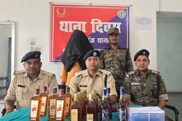 वाहन चेकिंग में शराब तस्करी का खुलासा, बिहार सप्लाई से पहले 96 बोतल अंग्रेजी दारू जब्त चतरा