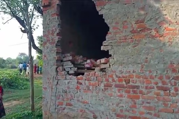 आधी रात जंगली हाथी ने मचाया उत्पात, सरायकेला में घर तोड़कर महिला को किया घायल सरायकेला