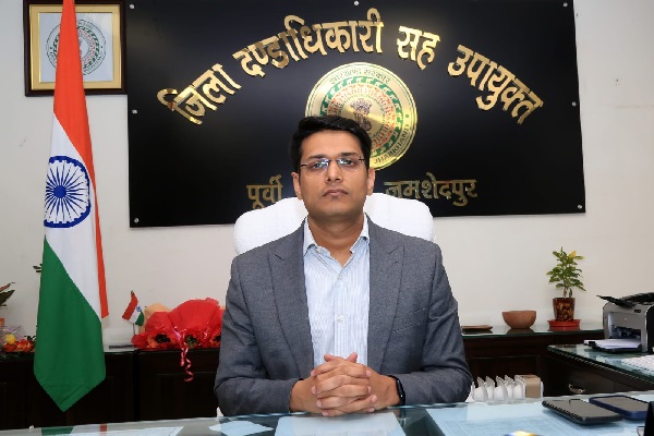 गढ़वा में डीसी के निर्देश पर स्कूलों में औचक निरीक्षण, कई शिक्षक मिले गायब DC अनन्य मित्तल